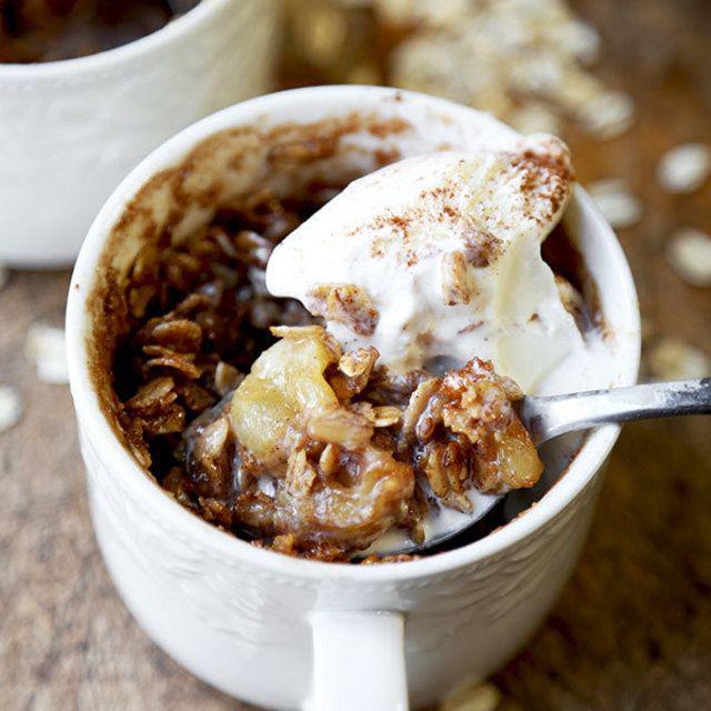 ตัวอย่าง ภาพหน้าปก:Apple Crumble Mug Cake ขนมแอปเปิลครัมเบิลฉบับทำง่าย แค่ใช้ถ้วยใบเดียว