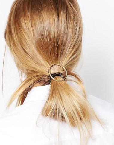 รูปภาพ:http://i2.wp.com/stylevanity.com/wp-content/uploads/2015/11/Round-Circle-Hair-Clip-Pin-Accessory-Hairstyle-Tie-Ponytail-Blonde-Via-Asos.jpg?resize=381%2C486