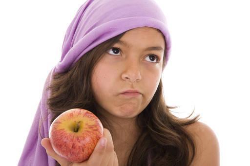 รูปภาพ:http://childrenshospitalblog.org/wp-content/uploads/2010/05/young-girl-hates-apples.jpg