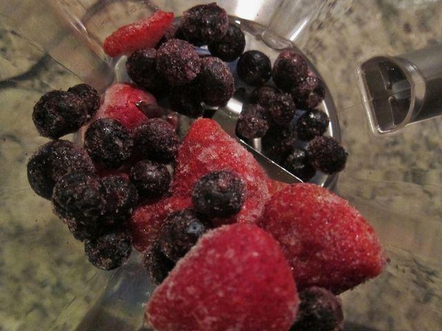 รูปภาพ:https://veganchronicle.files.wordpress.com/2014/12/frozen-berry-delicious-smoothie-1.jpg