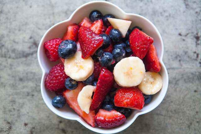 รูปภาพ:http://www.simplyrecipes.com/wp-content/uploads/2012/07/berries-banana-fruit-salad-horiz-a-1600.jpg