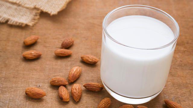 รูปภาพ:http://www.healthline.com/hlcmsresource/images/topic_centers/Food-Nutrition/642x361-3-Almond_Milk-Almond_Milk_vs_Cow_Milk_vs_Soy_Milk.jpg