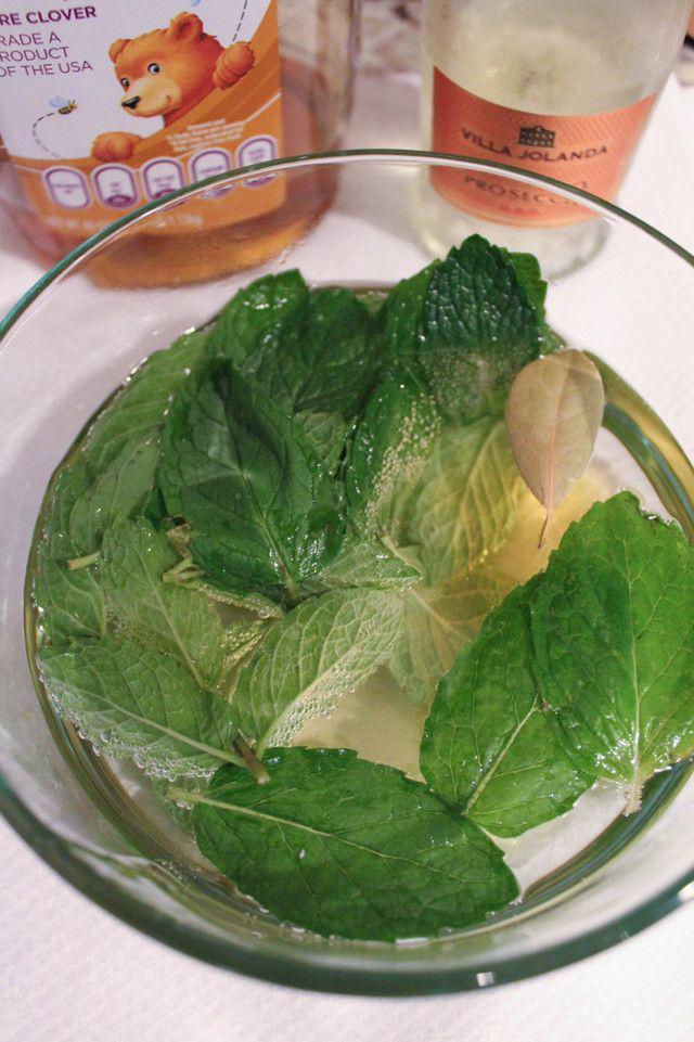 รูปภาพ:http://bitesofbri.com/wp-content/uploads/2014/07/Fruit-Salad-with-Champagne-Mint-Syrup-7-Bites-of-Bri-682x1024.jpg