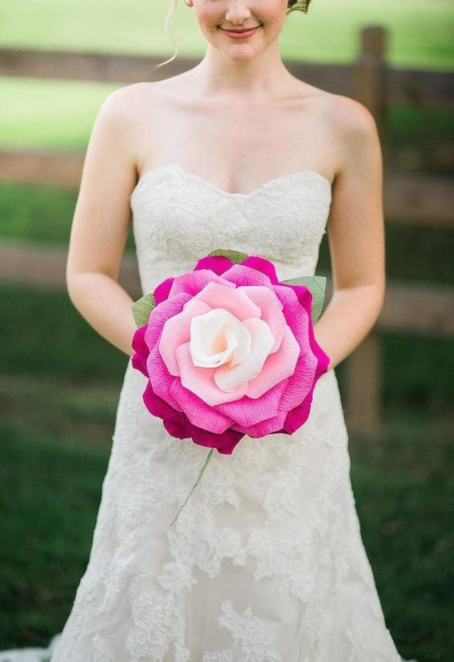รูปภาพ:http://s3.weddbook.com/t4/2/4/7/2471251/giant-paper-flower-ombre-paper-rosewedding-decorationwedding-bouquetstable-centerpiece-party-baby-showers-bridal-showers-pink-rose.jpg