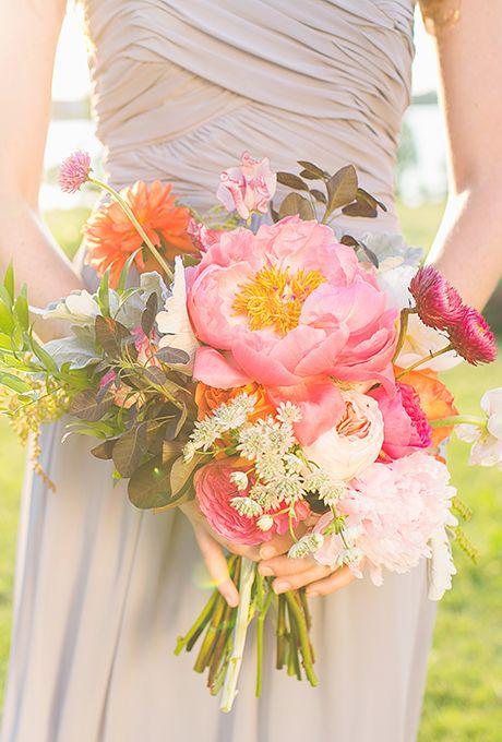 รูปภาพ:http://www.brides.com/images/2014_bridescom/Editorial_Images/07/wedding-bouquet-costs/wedding-bouquet-costs/Large/wedding-bouquet-costs-The-Southern-Table-02.jpg