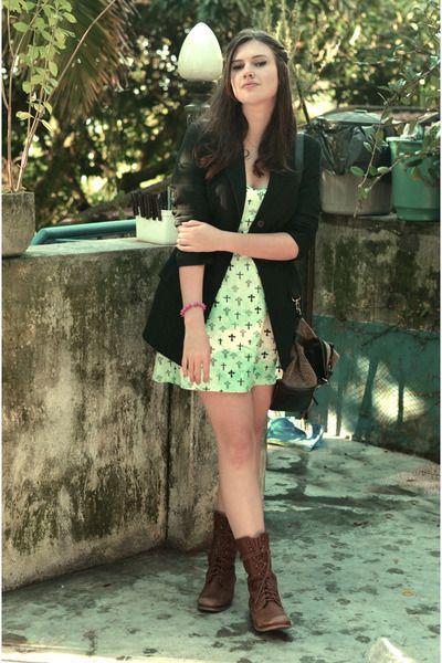 รูปภาพ:http://images2.chictopia.com/photos/marysushi/1950425266/brown-c-a-boots-green-made-by-me-dress-black-mng-blazer-dark-brown-c-a-bag_400.jpg