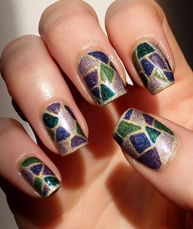 รูปภาพ:https://www.askideas.com/media/75/Hologram-Pattern-Nail-Art-Design-Idea.jpg