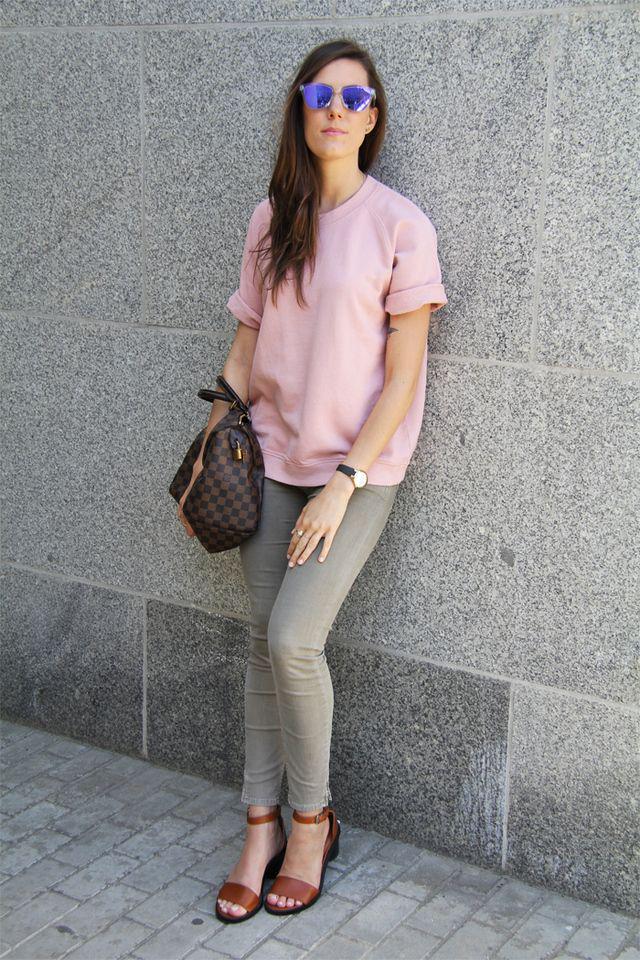 รูปภาพ:http://thepastelproject.com/wp-content/uploads/2015/05/olive-green-jeans-paired-with-dusty-pink-sweater.jpg