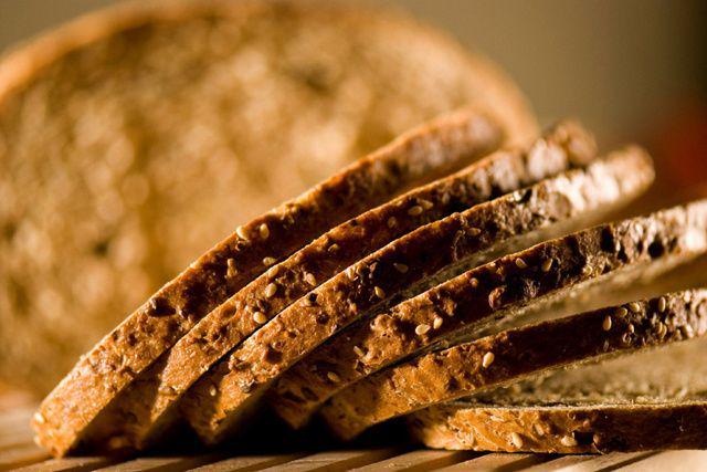 รูปภาพ:https://www.thestar.com/content/dam/thestar/life/health_wellness/nutrition/2013/02/05/do_whole_grains_deserve_a_place_on_your_plate_food_fight_answers/wholegrain_bread.jpg