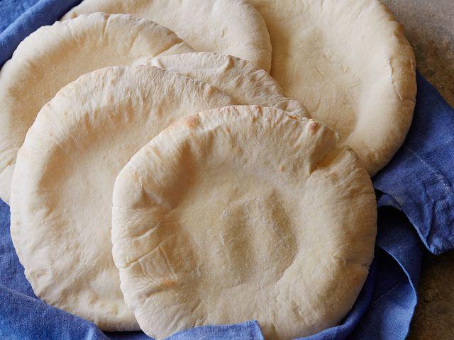 รูปภาพ:http://foodnetwork.sndimg.com/content/dam/images/food/fullset/2015/5/7/1/FO1D45_pita-bread-recipe_s4x3.jpg