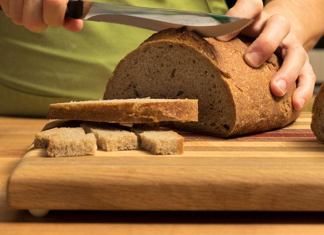 รูปภาพ:http://blog.kingarthurflour.com/wp-content/uploads/2016/03/How-to-make-Jewish-Rye-Bread42.jpg