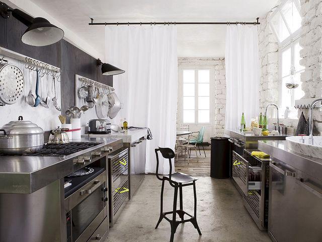 รูปภาพ:http://www.sfcbelgium.com/images/good-industrial-kitchen-look-8-grey-industrial-kitchen-1024-x-768.jpg