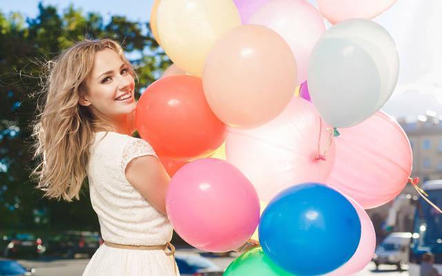 รูปภาพ:http://www.girlsallaround.com/wp-content/uploads/2014/11/happy-girl-holding-colorful-balloons-girl-hd-wallpaper-2560x1600-8588.jpg