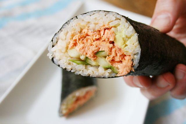 รูปภาพ:http://nickisizemore.com/wp-content/uploads/2016/07/Spicy-Salmon-Sushi-Wrap-3.jpg