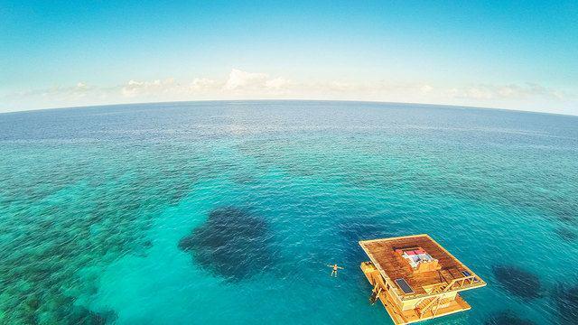 รูปภาพ:http://www.themantaresort.com/wp-content/uploads/2014/05/manta-resort-under-water-room-slider-2.jpg