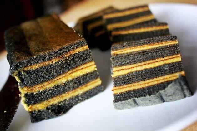 รูปภาพ:http://img.wonderhowto.com/img/95/70/63557990330752/0/you-should-be-adding-charcoal-your-food-heres-why.w1456.jpg