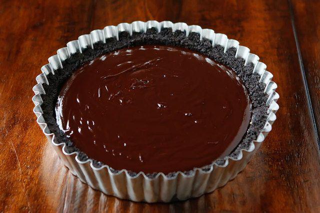 รูปภาพ:http://www.kevinandamanda.com/recipes/wp-content/uploads/2015/11/chocolate-peanut-butter-pie-no-cream-cheese-no-cool-whip-12.jpg