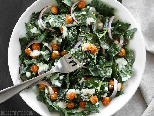 รูปภาพ:http://www.budgetbytes.com/wp-content/uploads/2016/06/Kale-Salad-with-Cajun-Spiced-Chickpeas-and-Buttermilk-Dressing-eat.jpg