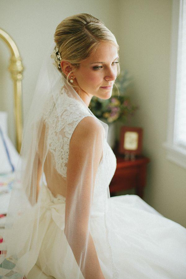 รูปภาพ:http://cache.elizabethannedesigns.com/blog/wp-content/uploads/2013/02/Open-Back-Lace-and-Tulle-Wedding-Gown-2-600x900.jpg