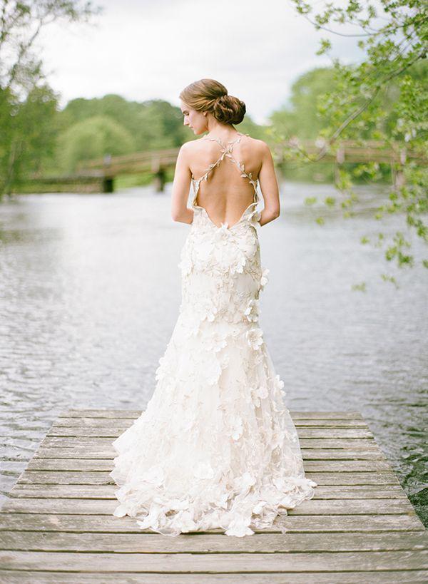 รูปภาพ:http://www.itakeyou.co.uk/wp-content/uploads/2013/10/wedding-dress-claire.jpg