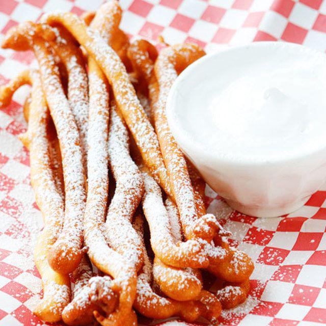 ภาพประกอบบทความ Funnel cake fried เค้กฟันเนลทอด อร่อยจนแทบหยุดไม่ได้