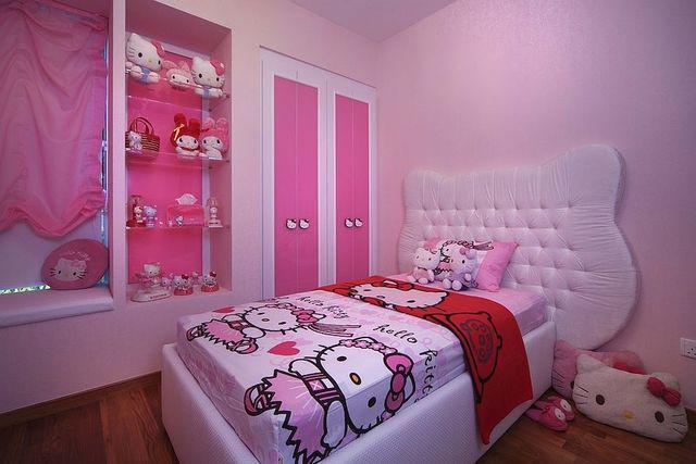รูปภาพ:http://cdn.decoist.com/wp-content/uploads/2016/07/Kids-bedroom-with-exclusive-Hello-Kitty-bedding-plush-toys-and-an-overdose-of-pink.jpg