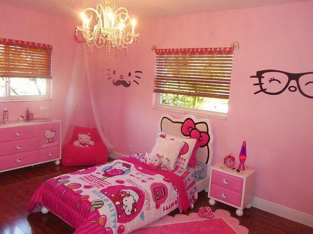 รูปภาพ:http://cdn.decoist.com/wp-content/uploads/2016/07/Charming-Hello-Kitty-girls-bedroom-idea.jpg
