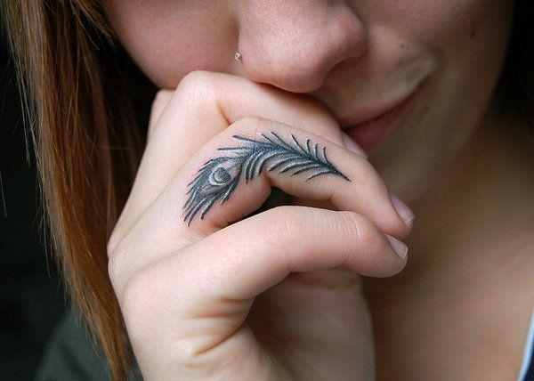 รูปภาพ:http://www.cuded.com/wp-content/uploads/2014/02/9-Peacock-finger-tattoo.jpg