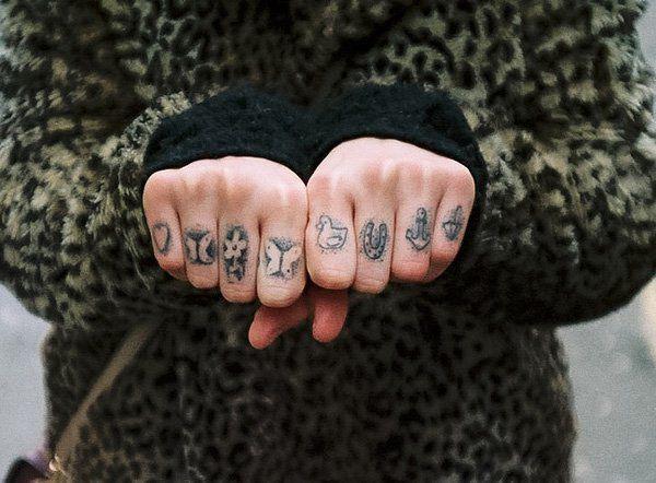 รูปภาพ:http://www.cuded.com/wp-content/uploads/2014/02/2-Finger-Tattoos1.jpg