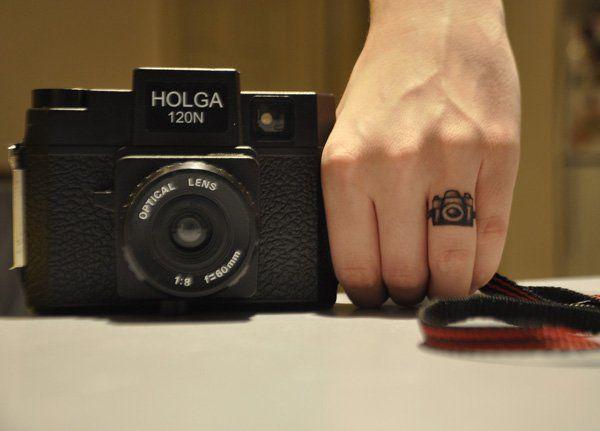 รูปภาพ:http://www.cuded.com/wp-content/uploads/2014/02/8-Finger-Camera-Tattoo.jpg