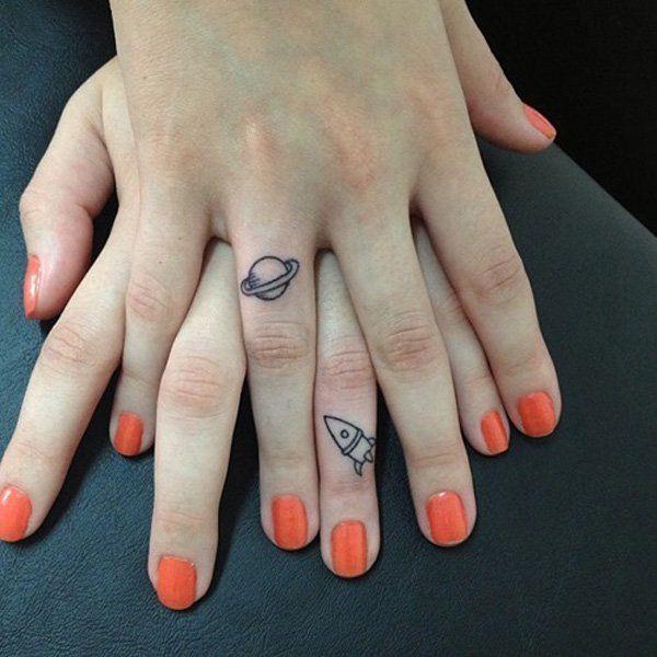 รูปภาพ:http://www.cuded.com/wp-content/uploads/2014/02/31-Impressive-Finger-Tattoo-Designs.jpg