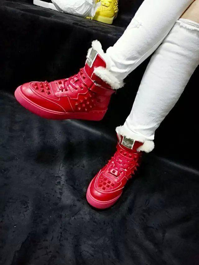 รูปภาพ:http://img.hahabags.ru/201512/s-408880_1-valentino-high-tops-shoes-for-women.jpg