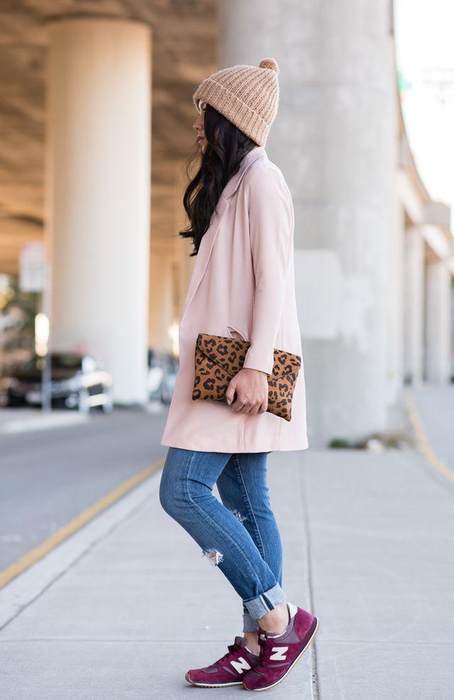 รูปภาพ:http://thefancypantsreport.com/wp-content/uploads/2014/11/new-banlance-420-fashion-sneakers-street-style-fall-2014-pink-duster-coat-5.jpg