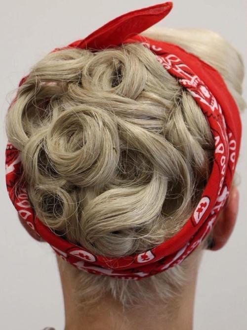 รูปภาพ:http://i1.wp.com/therighthairstyles.com/wp-content/uploads/2016/09/15-vintage-pin-curls-updo-for-shorter-hair.jpg?resize=500%2C667