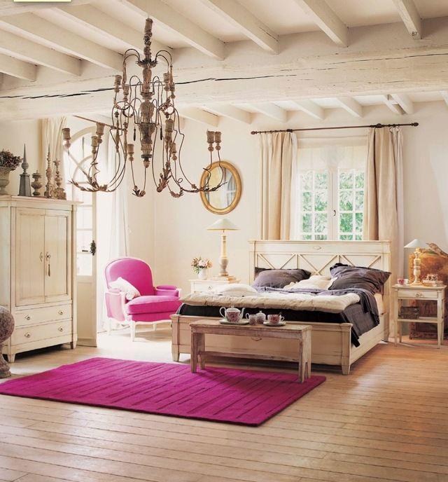 รูปภาพ:http://cdn.home-designing.com/wp-content/uploads/2010/11/Country-living-Beautiful-bedroom-fuschia-area-rug.jpg