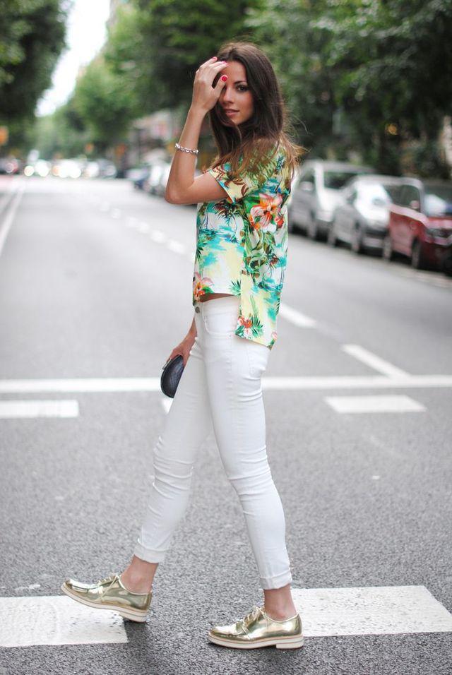 รูปภาพ:http://cdn.estilo-tendances.com/wp-content/uploads/2014/06/Todays-Street-Style-Combine-Summer-Trends-Metallic-shoes-and-floral-shirts-are-a-great-pair..jpg
