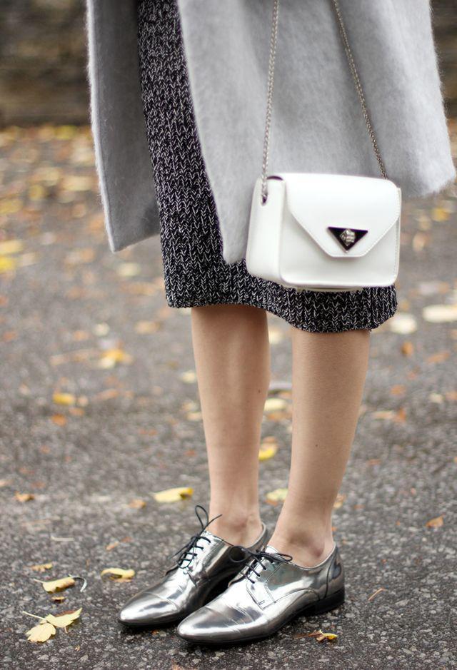 รูปภาพ:http://www.shoe-tease.com/wp-content/uploads/2015/11/mirror-metallic-silver-oxfords-women-outfit.jpg