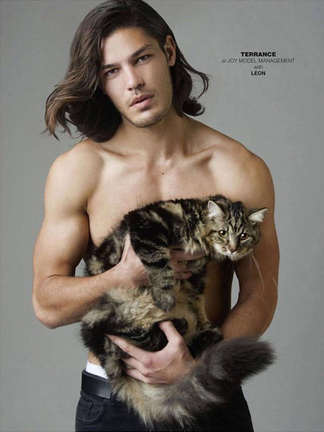 รูปภาพ:https://images.sobadsogood.com/shirtless-models-cuddling-cute-cats-what-could-be-better/9.jpg