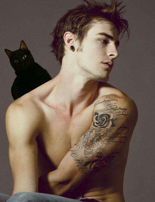 รูปภาพ:http://tattoomagz.com/wp-content/uploads/2014/07/Adorable-men-cat-tattoo-on-arm.jpg