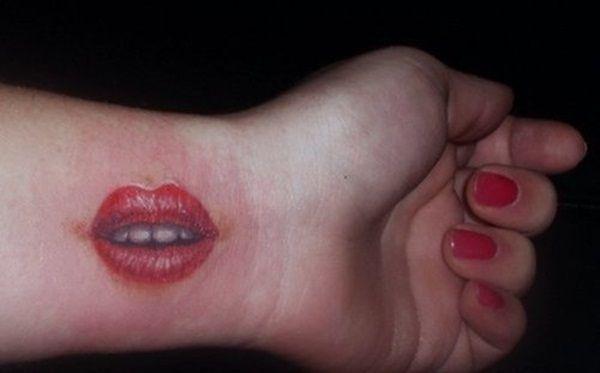 รูปภาพ:http://itattoos.club/wp-content/uploads/2014/01/red-lips-tattoo-on-wrist.jpg
