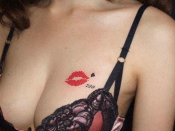 รูปภาพ:http://desiznworld.com/wp-content/uploads/2015/09/Breast-Kiss-Tattoo.jpg