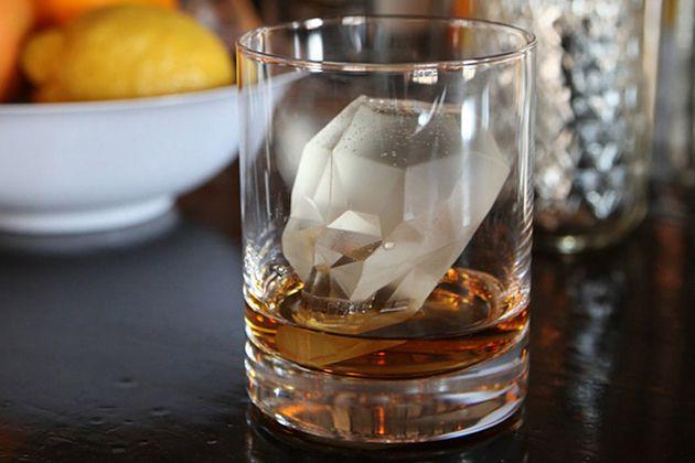 รูปภาพ:http://cdn.hiconsumption.com/wp-content/uploads/2013/07/Skull-Ice-Cube-Mold.jpg