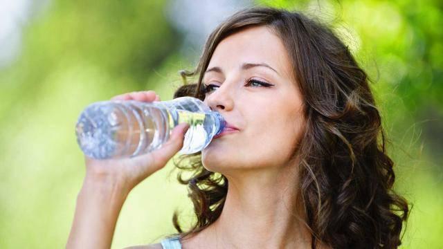 รูปภาพ:http://static-img-a.hgcdn.net/Media/_640x360/HGOT092_woman-drinking-water_FS.jpg