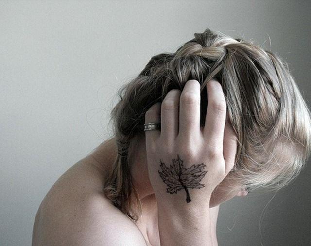 รูปภาพ:http://www.tattoobite.com/wp-content/uploads/2014/04/maple-leaf-tattoo-on-hand-for-girls.jpg