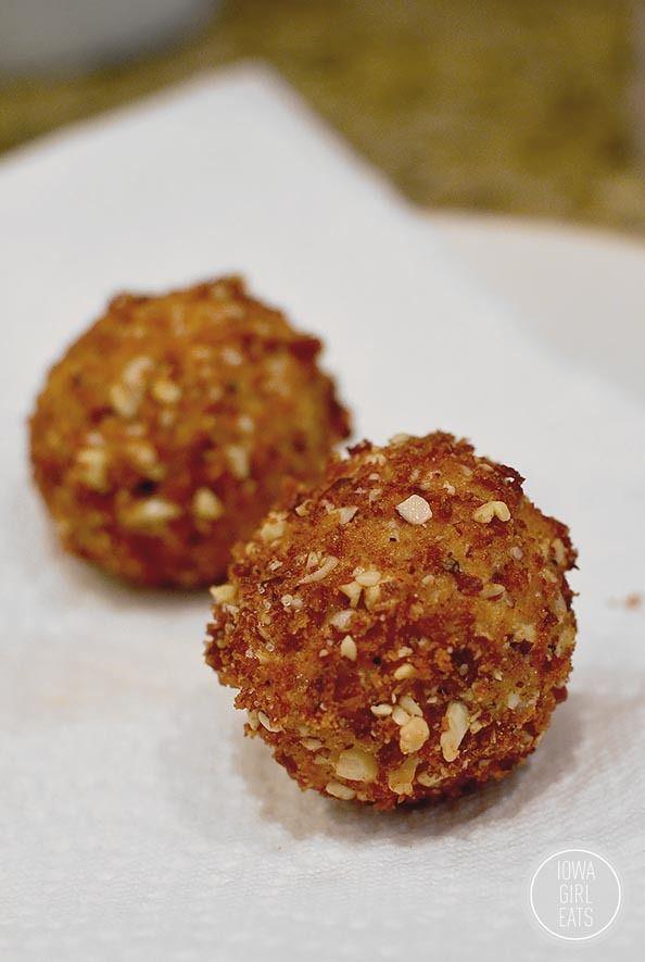 รูปภาพ:http://cdn.iowagirleats.com/wp-content/uploads/2015/07/Strawberry-Basil-Chicken-Salad-with-Fried-Goat-Cheese-Bombs-iowagirleats-13.jpg