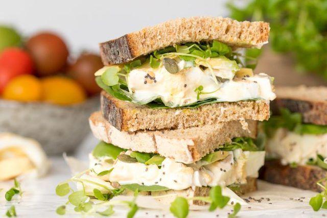 รูปภาพ:https://images.britcdn.com/wp-content/uploads/2016/09/Superfood-Egg-Mayo-Sandwich-Finished-3-768x512.jpg