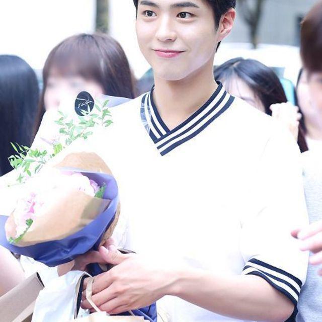 ภาพประกอบบทความ ทูนหัวของบ่าว!! แฟชั่นของหนุ่มน่ารัก "Park bogum" รัชทายาทหนุ่มจาก Moonlight หล่อละลายวัวตายควายล้ม  