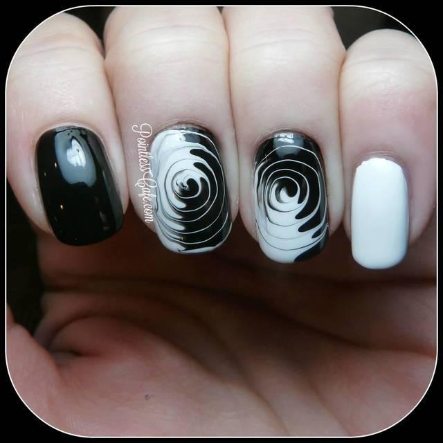 รูปภาพ:https://www.askideas.com/media/75/Black-And-White-Spiral-Design-Nail-Art-Idea.jpg