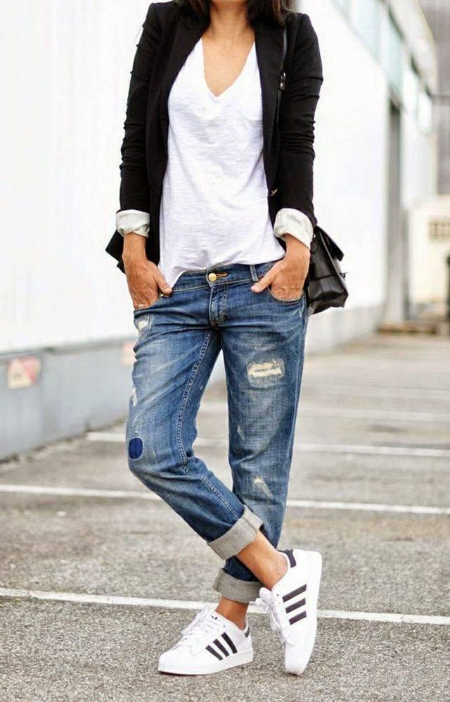 รูปภาพ:https://cdn.lookastic.com/looks/blazer-v-neck-t-shirt-boyfriend-jeans-athletic-shoes-crossbody-bag-original-7221.jpg
