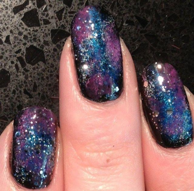 รูปภาพ:https://www.askideas.com/media/75/Glitter-Gel-Galaxy-Nail-Art.jpg